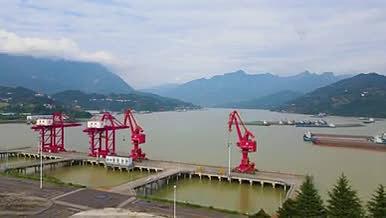4K航拍宜昌长江三峡轮船港口视频的预览图